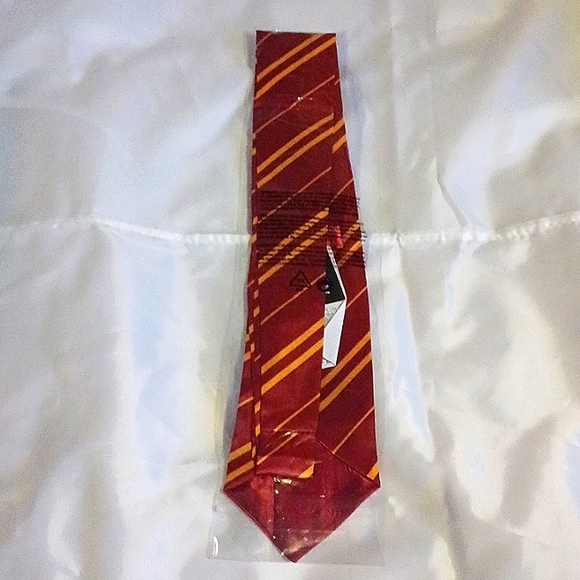 Hogwarts Crew Socks Trio/Gryffindor Tie Set - Picture 12 of 12